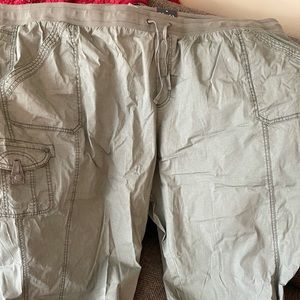 Avenue Olive Size 32 Capris
